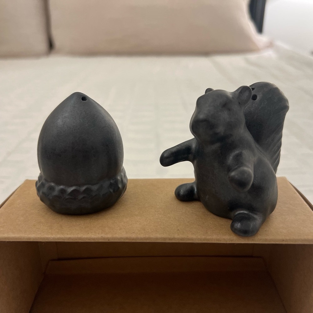 Pottery Barn Bronze Squirrel Acorn Salt Pepper Shaker Set Nature Woodland Decor